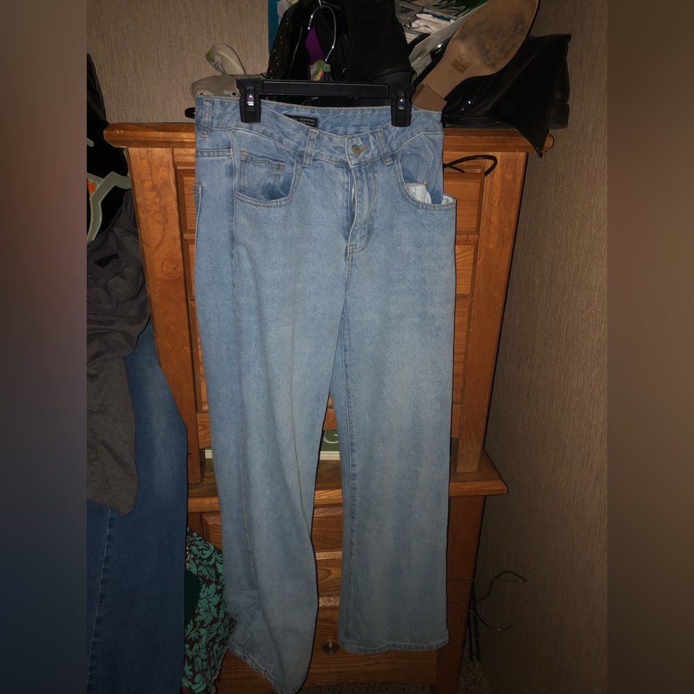 Straight leg light washed jeans size W 28